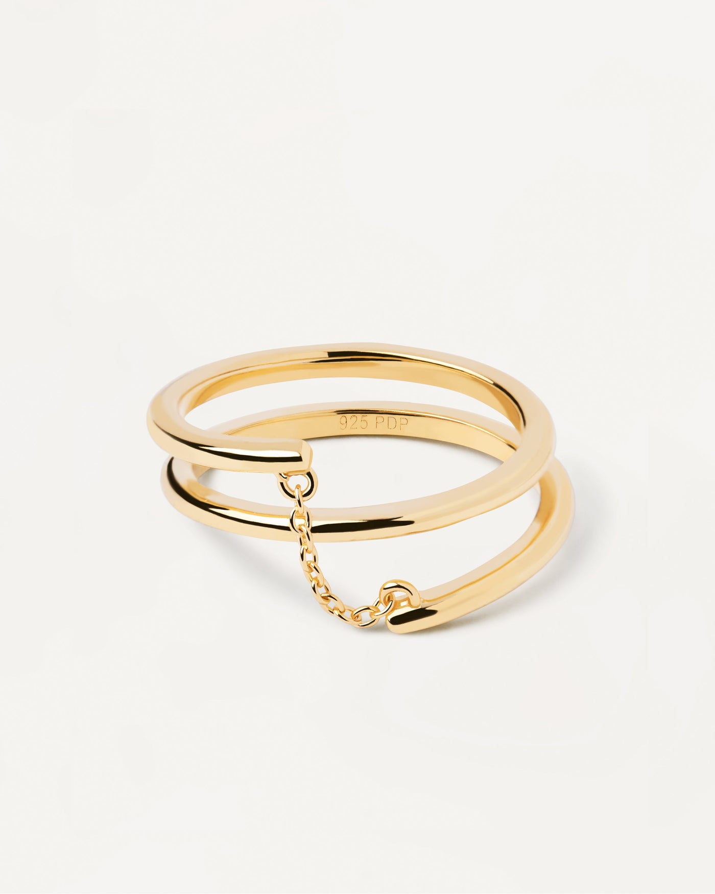 Anillo Giro. Anillo de plata bañado en oro en forma de espiral con delicada cadenita. Consigue las últimas novedades de PDPAOLA. Haz tu pedido de forma segura y obtén este Best Seller.