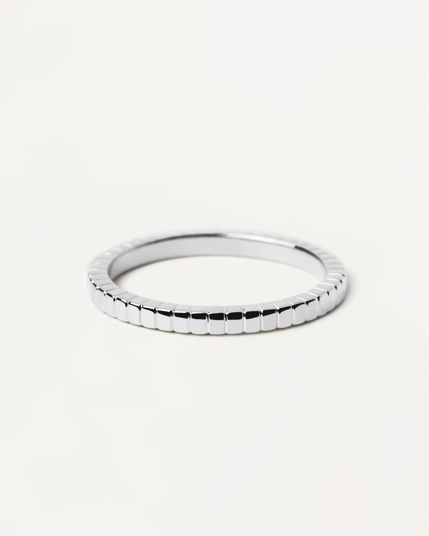 Sélection 2023 | Bague En Argent Lea. Bague d'éternité texturée en argent massif. Découvrez les dernières nouveautés de chez PDPAOLA. Commandez et recevez votre bijou en toute sérénité. Livraison gratuite.