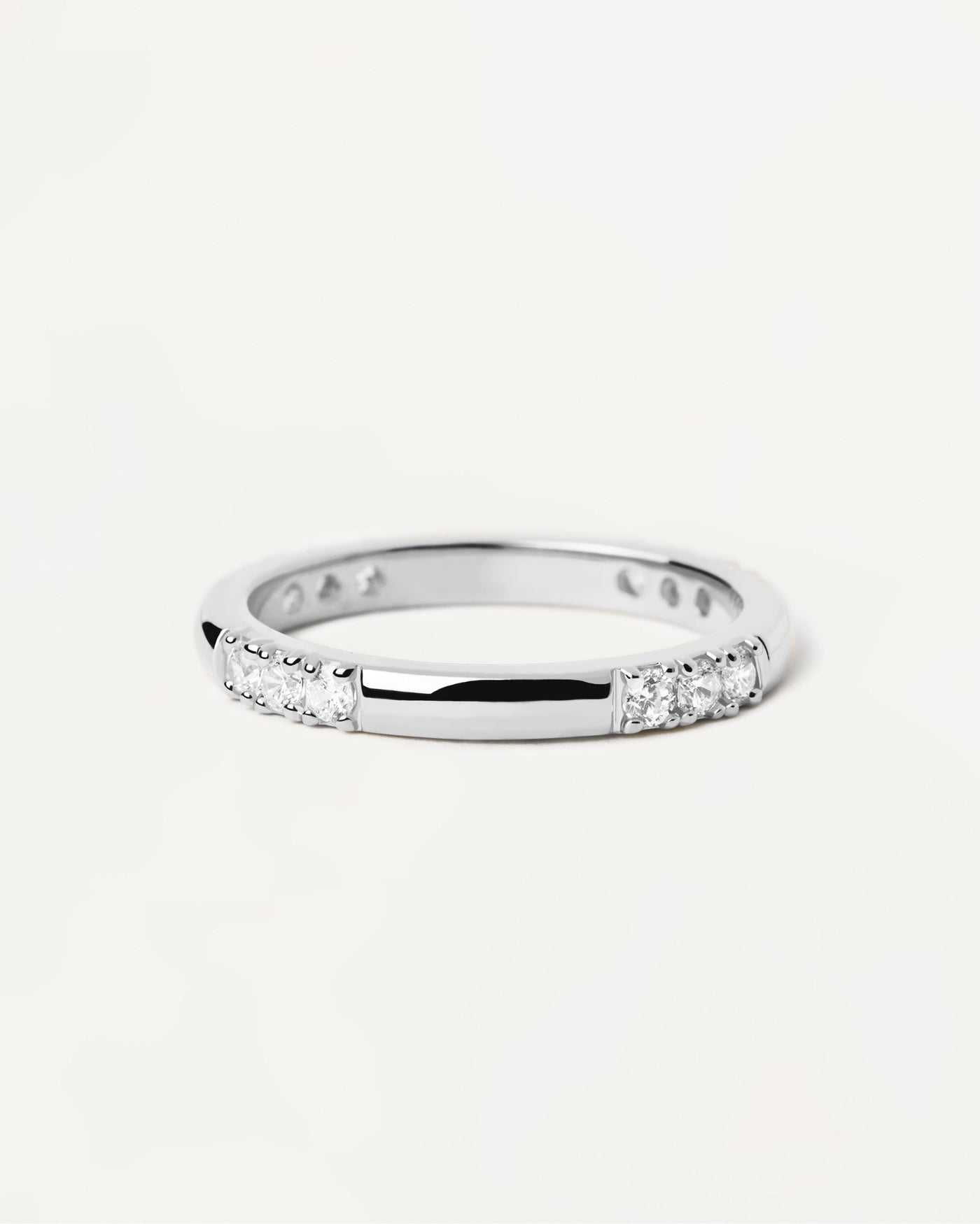 Anillo de Plata Fabi. Elegante anillo de plata de ley con circonitas blancas. Consigue las últimas novedades de PDPAOLA. Haz tu pedido de forma segura y obtén este Best Seller.