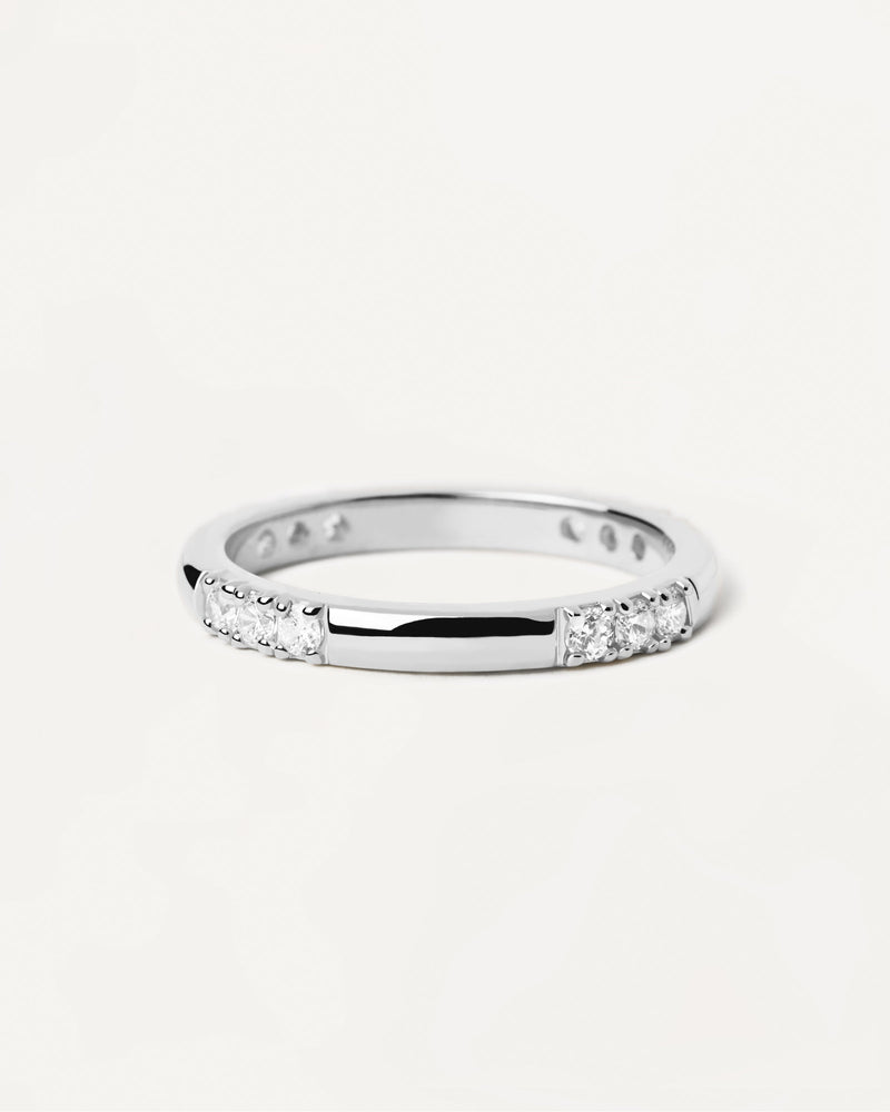 Elegant sterling silver ring with white zirconia
