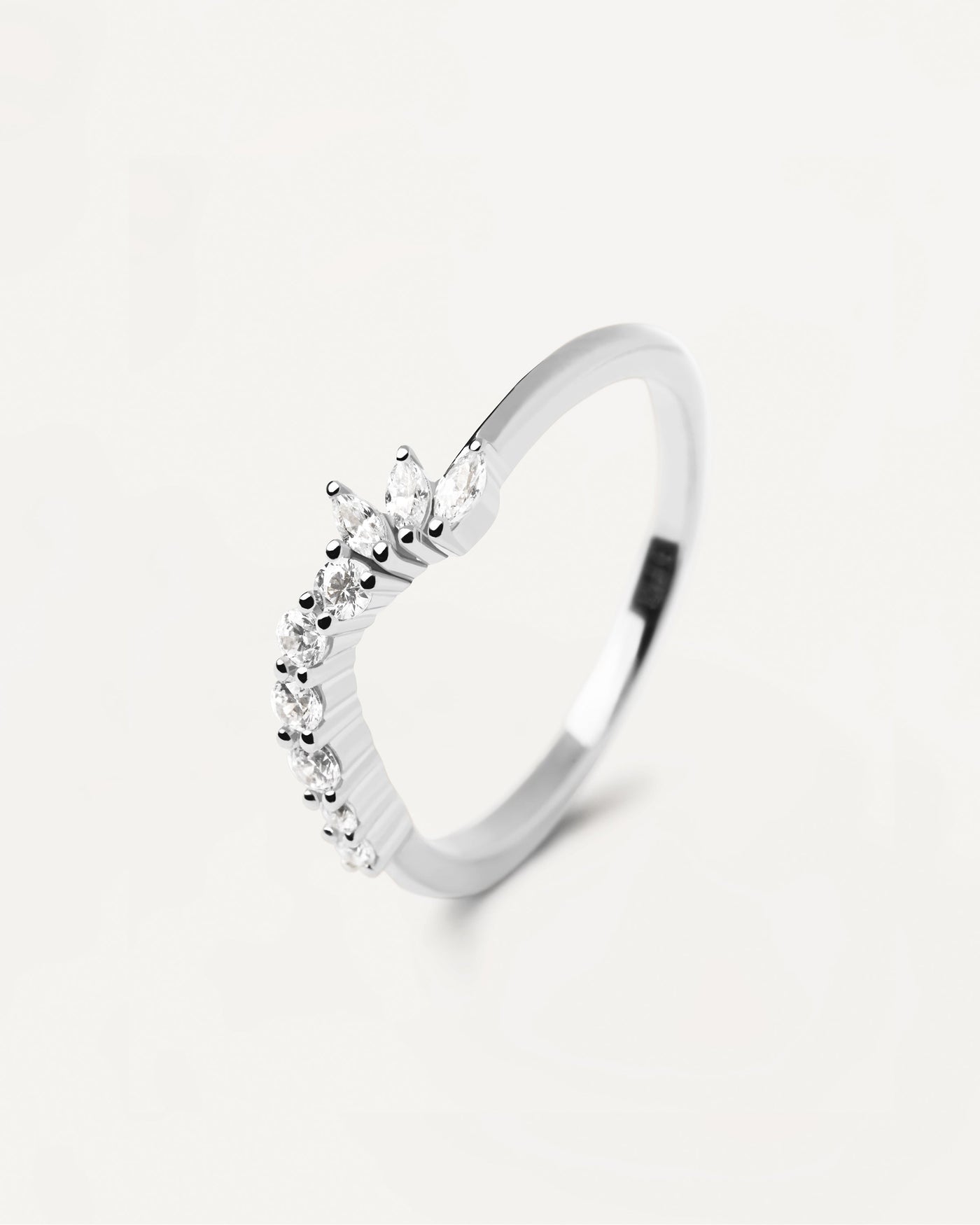 Dance Silberring. Wellenförmiger Ring aus Sterlingsilber mit weißen Zirkonia. Erhalten Sie die neuesten Produkte von PDPAOLA. Geben Sie Ihre Bestellung sicher auf und erhalten Sie diesen Bestseller.