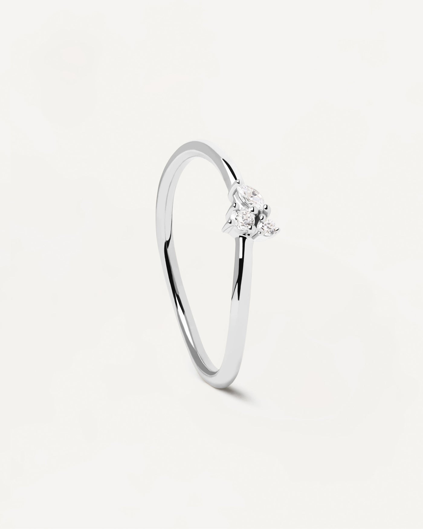 Lua Silberring. Ring aus Sterlingsilber mit filigranen weißen Kristallen. Erhalten Sie die neuesten Produkte von PDPAOLA. Geben Sie Ihre Bestellung sicher auf und erhalten Sie diesen Bestseller.