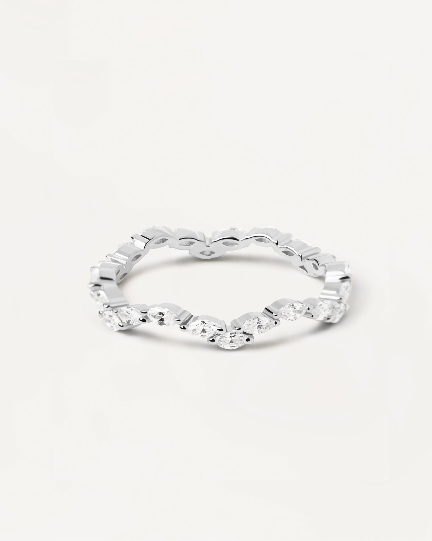 Selección 2023 | Anillo De Plata Lake. Anillo eternity ondulado de plata de ley con circonitas blancas. Consigue las últimas novedades de PDPAOLA. Haz tu pedido de forma segura y obtén este Best Seller. Envío Gratis.