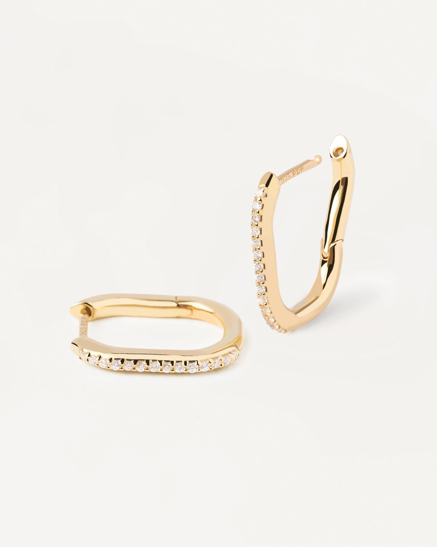 Selección 2023 | Pendientes Spike. Aros ovalados de plata bañados en oro con circonitas blancas. Consigue las últimas novedades de PDPAOLA. Haz tu pedido de forma segura y obtén este Best Seller. Envío Gratis.