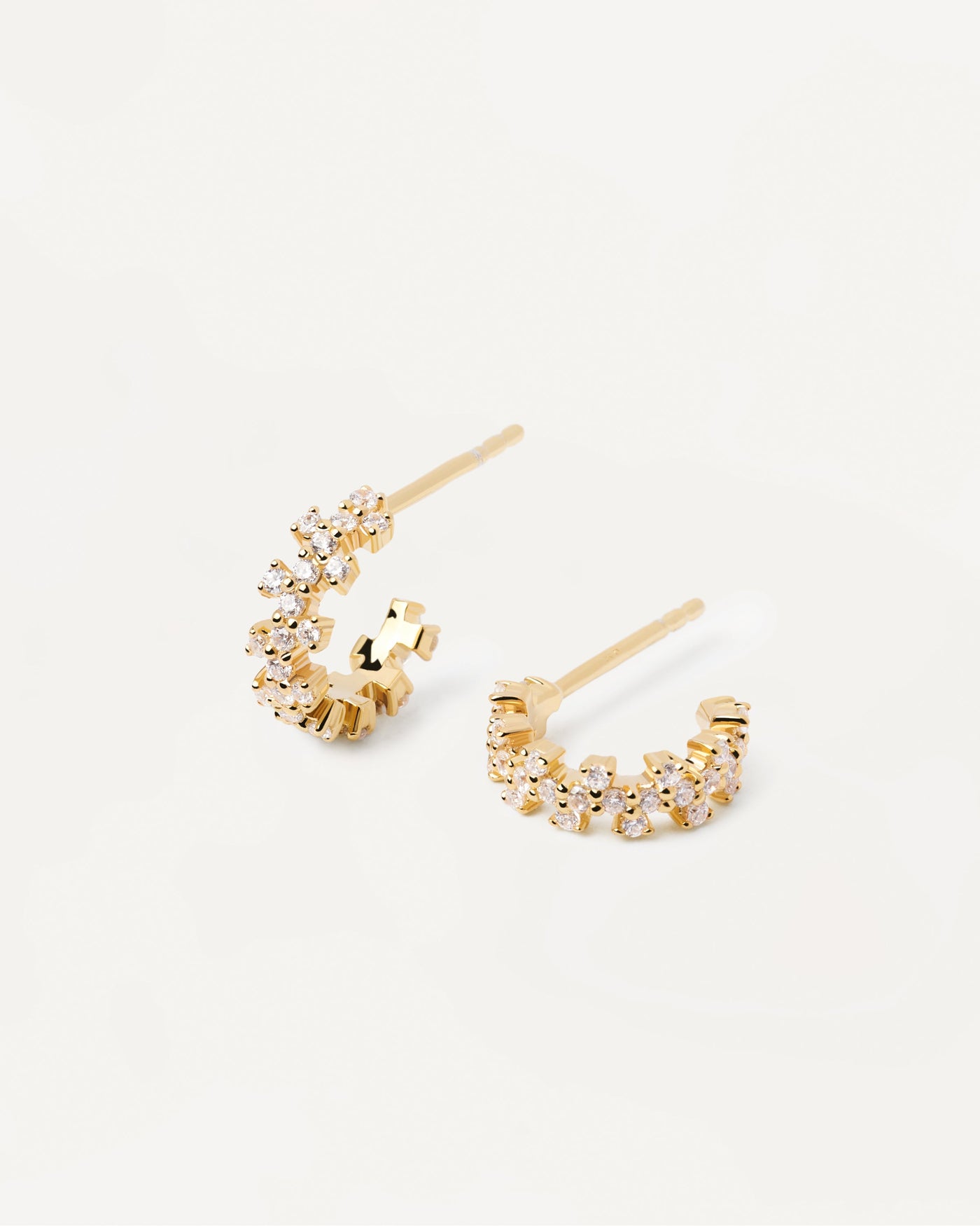 Pendientes Little Crown. Pequeños aros de plata bañados en oro con circonitas blancas. Consigue las últimas novedades de PDPAOLA. Haz tu pedido de forma segura y obtén este Best Seller.