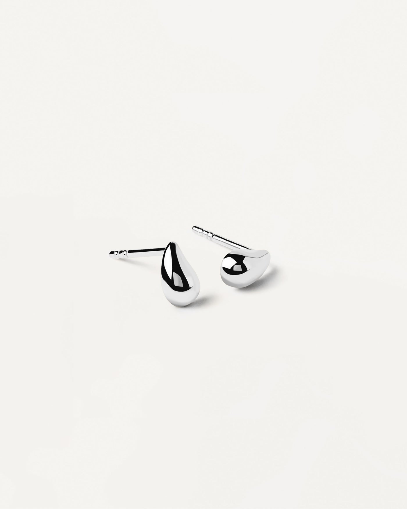 Sélection 2023 | Boucles d'oreilles en argent Drop. Boucles d'oreilles en forme de gouttes en argent massif. Découvrez les dernières nouveautés de chez PDPAOLA. Commandez et recevez votre bijou en toute sérénité. Livraison gratuite.