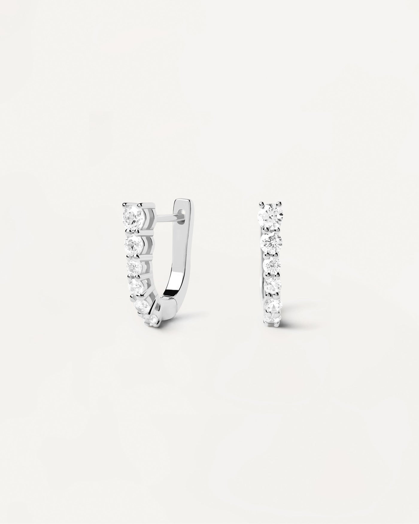 Sélection 2023 | Boucle D'Oreilles En Argent Rise. Délicates créoles en argent massif et zircons blancs. Découvrez les dernières nouveautés de chez PDPAOLA. Commandez et recevez votre bijou en toute sérénité. Livraison gratuite.