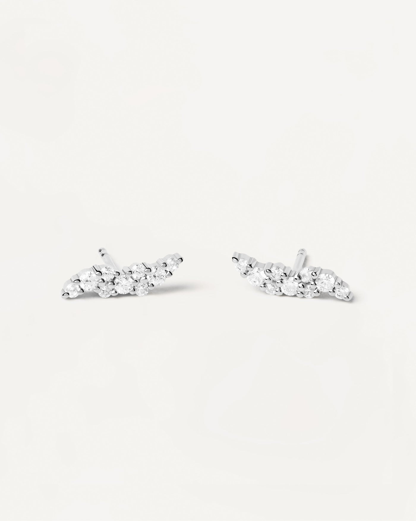Selezione 2023 | Orecchini in Argento Natura. Orecchini basic in argento sterling con piccoli cristalli bianchi. Acquista le ultime novità di PDPAOLA. Effettua il tuo ordine in tutta sicurezza e non lasciarti sfuggire questo best seller. Spedizione gratuita.