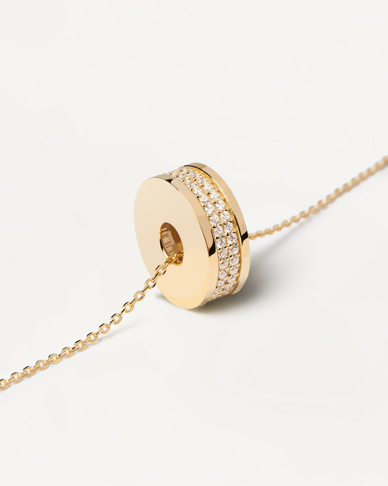 Collana con pendente di disco in placcato oro e zirconi bianchi