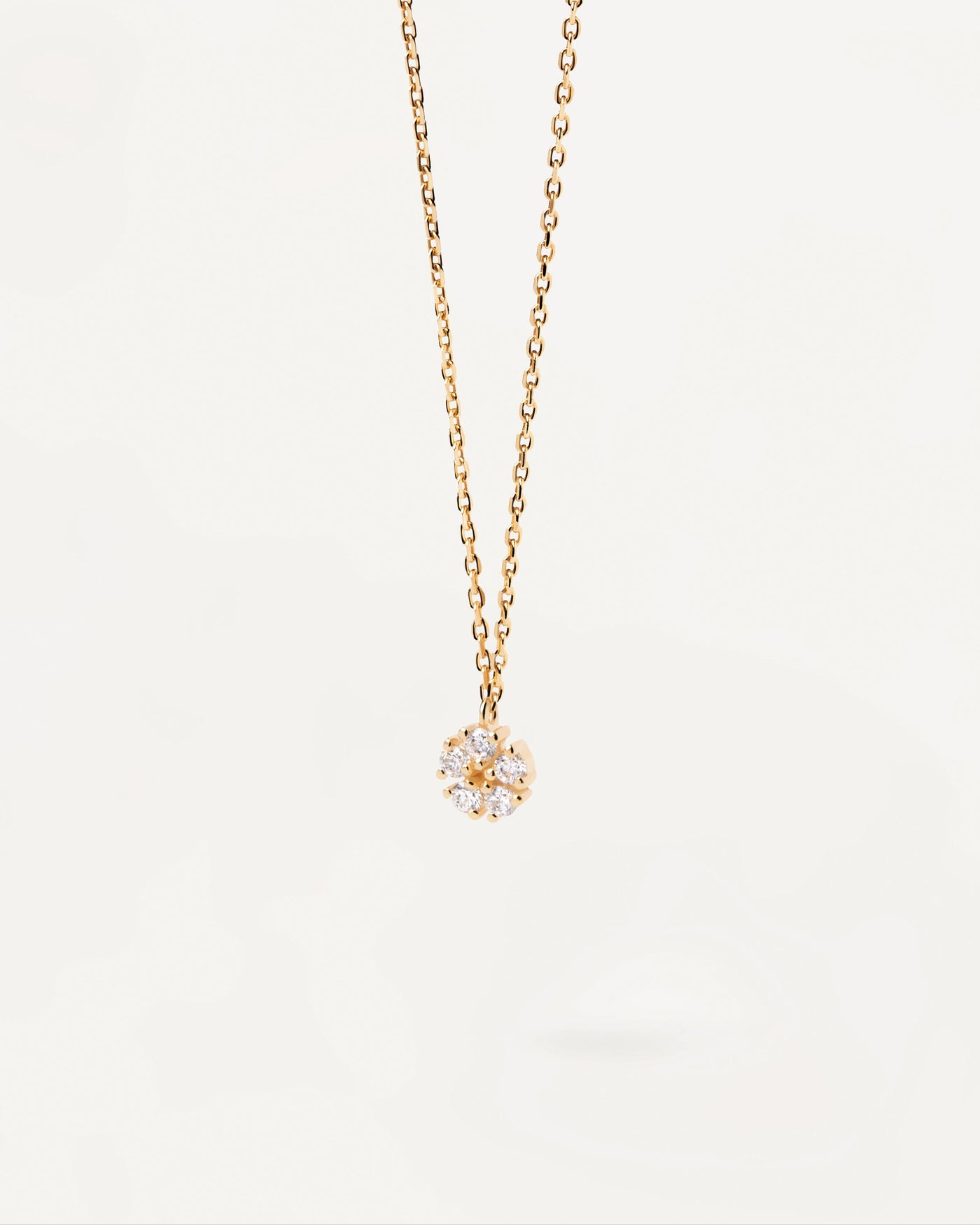 Collana Daisy. Collana in argento placcato oro con ciondolo di zirconi a forma di fiori. Acquista le ultime novità di PDPAOLA. Effettua il tuo ordine in tutta sicurezza e non lasciarti sfuggire questo best seller.