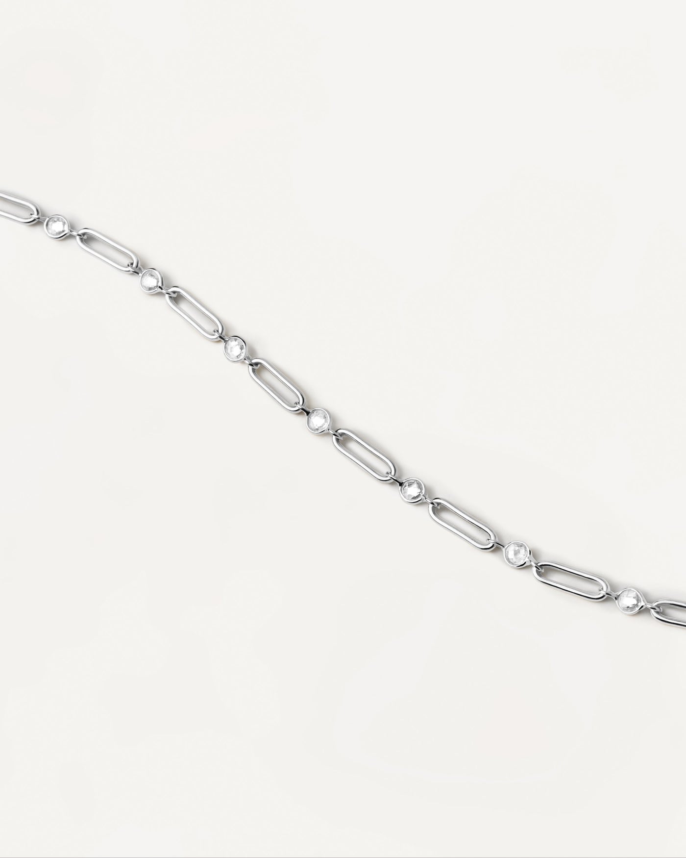 Love Triangle Silberhalskette. Halskette aus Sterlingsilber mit filigranen Kugeln und weißen Zirkonia. Erhalten Sie die neuesten Produkte von PDPAOLA. Geben Sie Ihre Bestellung sicher auf und erhalten Sie diesen Bestseller.