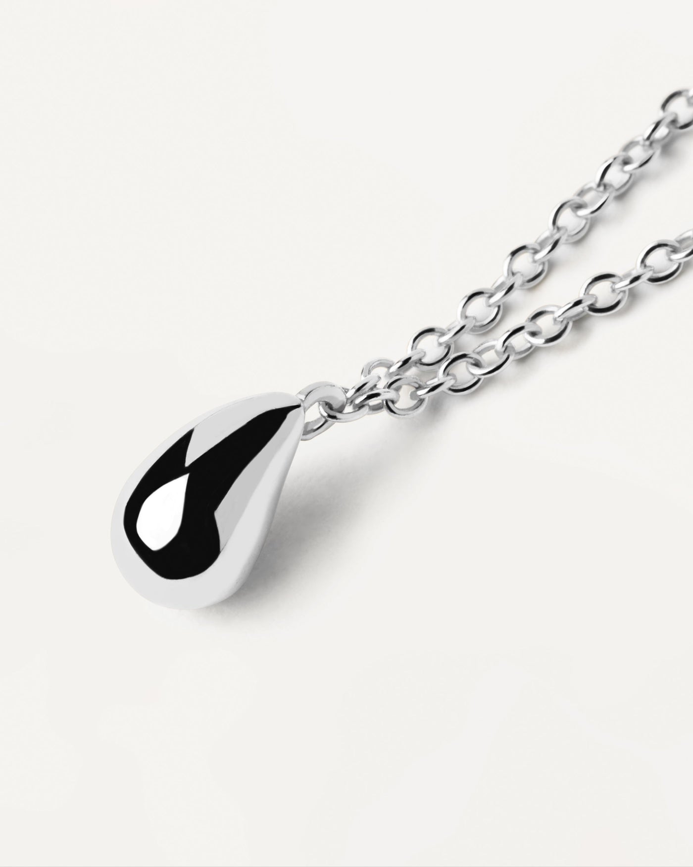 Collana in Argento Drop. Collana in argento sterling con ciondolo a forma di goccia. Acquista le ultime novità di PDPAOLA. Effettua il tuo ordine in tutta sicurezza e non lasciarti sfuggire questo best seller.