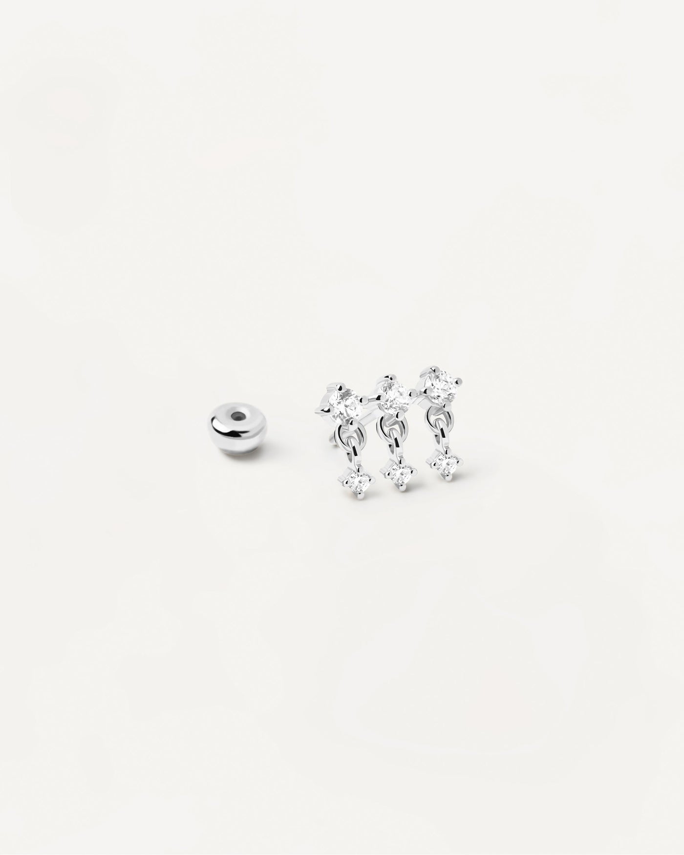 Boucle d'oreille individuelle en argent Sol. Piercing d'oreille en argent massif avec trinité de zircon blanc. Découvrez les dernières nouveautés de chez PDPAOLA. Commandez et recevez votre bijou en toute sérénité.