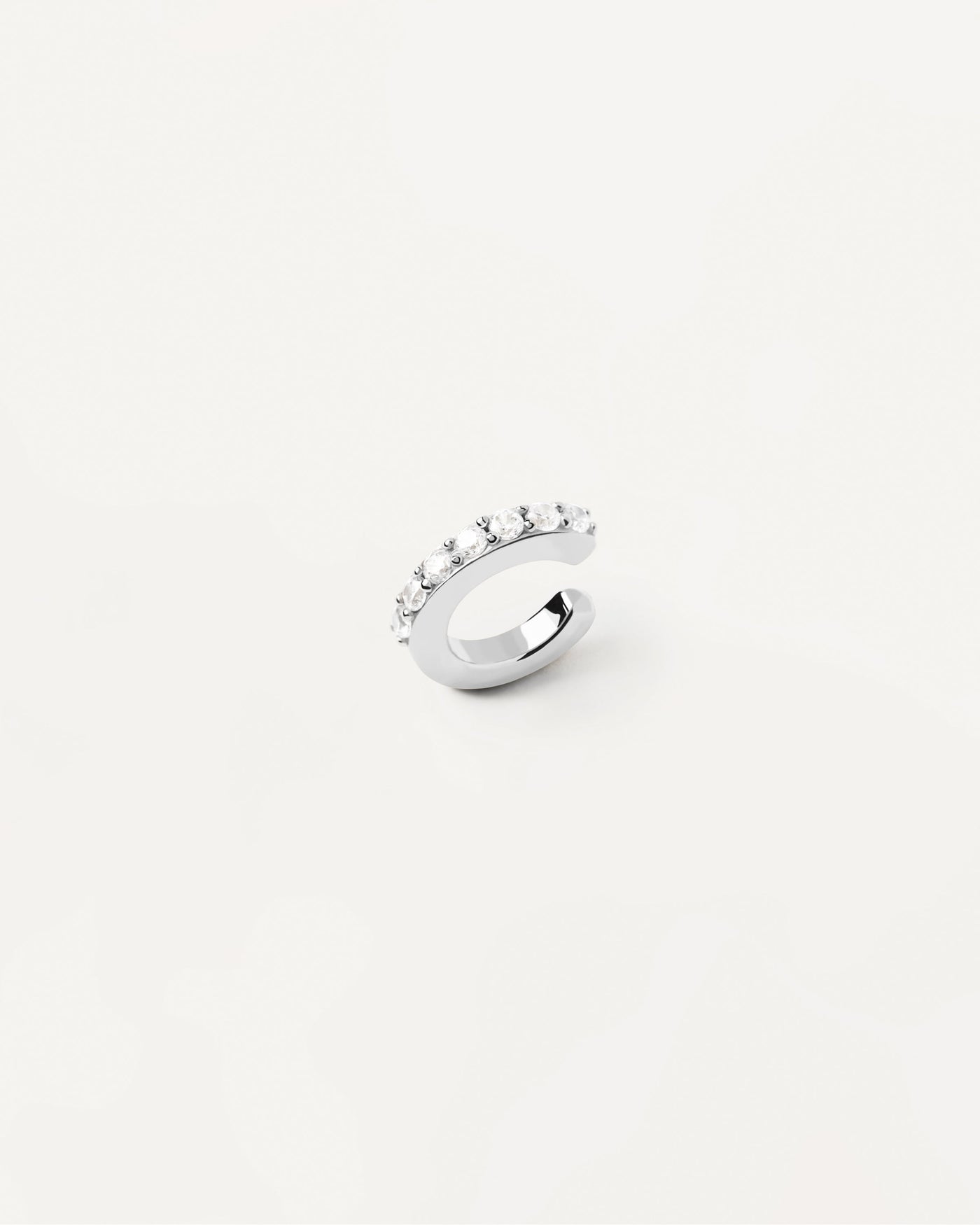 Sélection 2023 | Ear Cuff En Argent Alex. Bague d'oreille en argent massif sertie de zircons blancs. Découvrez les dernières nouveautés de chez PDPAOLA. Commandez et recevez votre bijou en toute sérénité. Livraison gratuite.