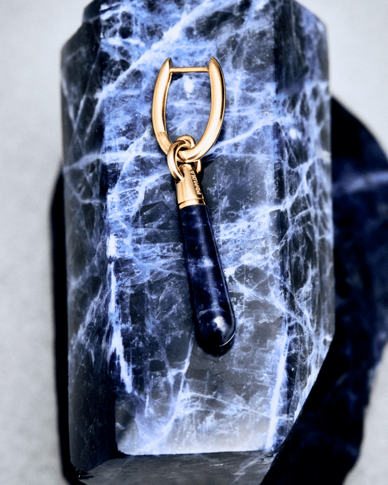 Créole individuelle avec un pendentif de pierre bleu en forme de goutte