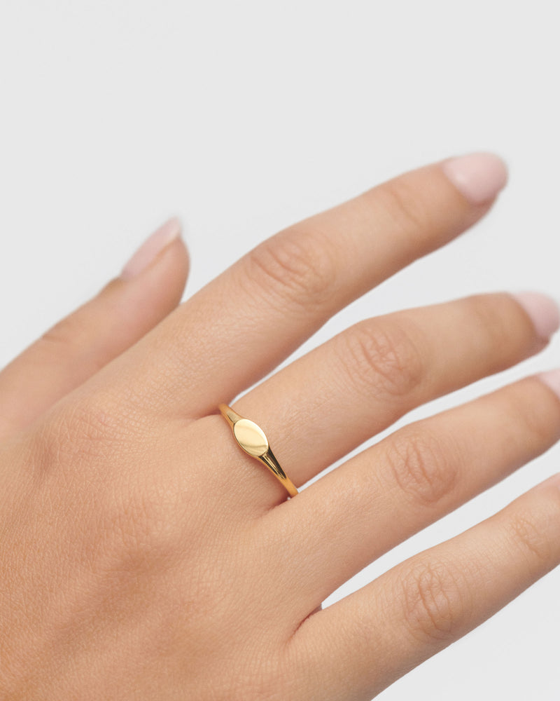 Anello sigillo Oval mini - 
  
    Argento sterling / Placcatura in Oro 18K
  
