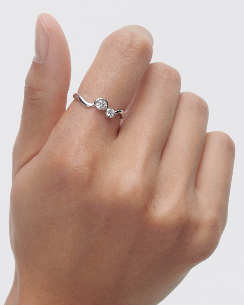 Anello in diamanti e oro bianco Dafne - 
  
    Oro bianco 18K / Placcatura in argento rodiato
  
