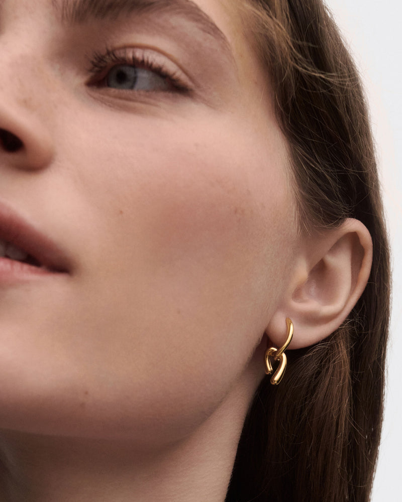 Aros asimétricos pequeños con colgante de nudo fluido