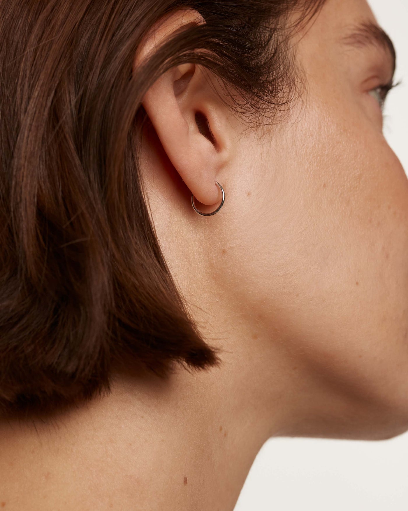 Perfect circle small hoops with plain design made of recycled whit. Ohrringe Weissgold Essential Mini PDPAOLA