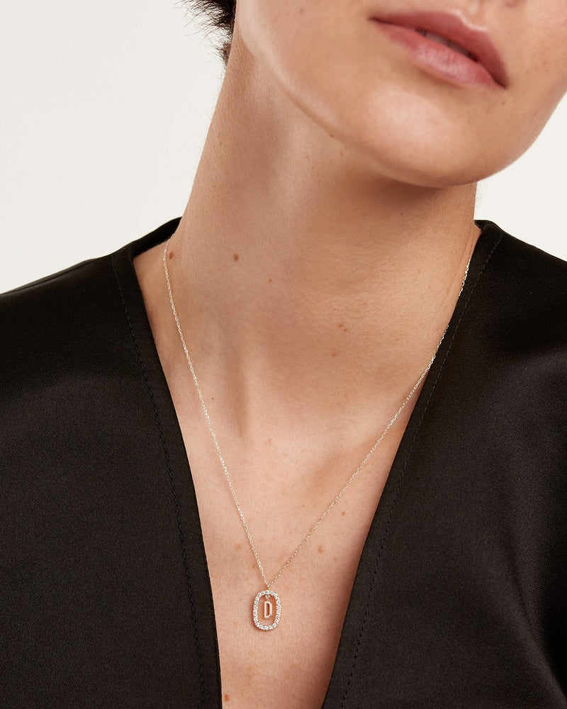 Collana in Diamanti E Oro Bianco Con Lettera D - 
  
    Oro bianco 18K / Placcatura in argento rodiato
  
