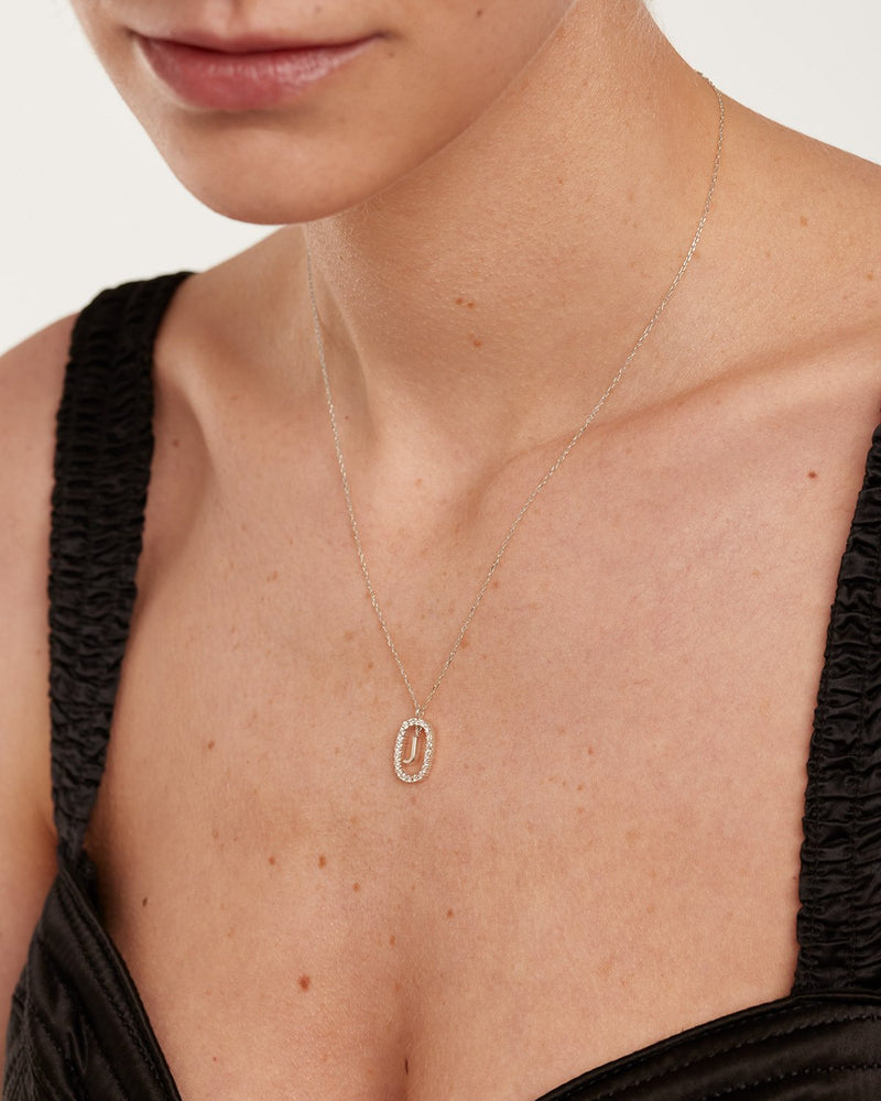 Collana in Diamanti E Oro Bianco Con Lettera J - 
  
    Oro bianco 18K / Placcatura in argento rodiato
  
