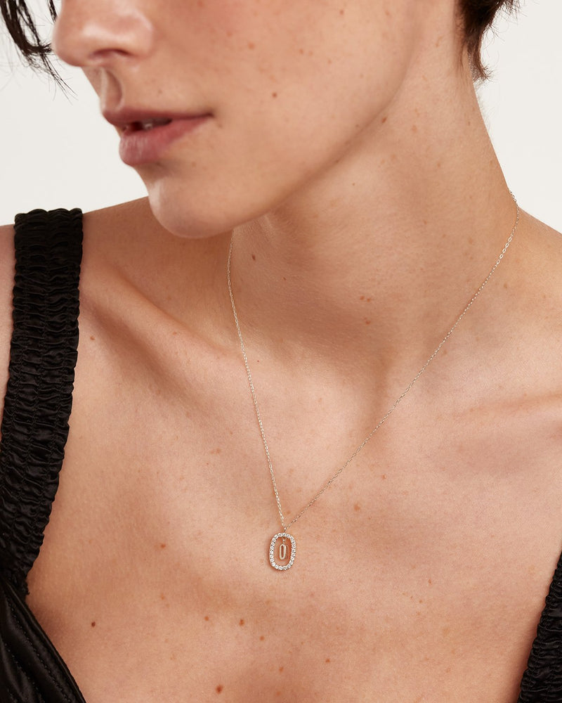 Collana in Diamanti E Oro Bianco Con Lettera O - 
  
    Oro bianco 18K / Placcatura in argento rodiato
  
