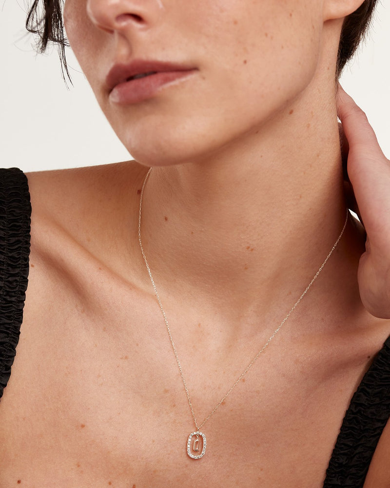 Collana in Diamanti E Oro Bianco Con Lettera Q - 
  
    Oro bianco 18K / Placcatura in argento rodiato
  
