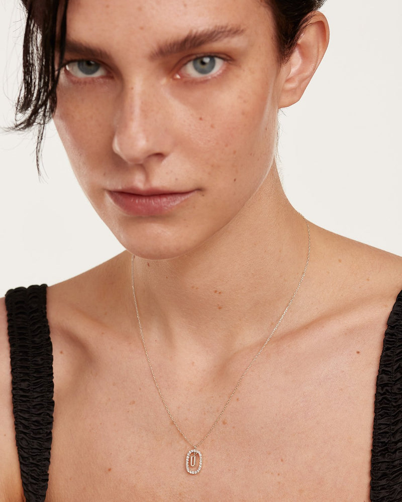 Collana in Diamanti E Oro Bianco Con Lettera U - 
  
    Oro bianco 18K / Placcatura in argento rodiato
  
