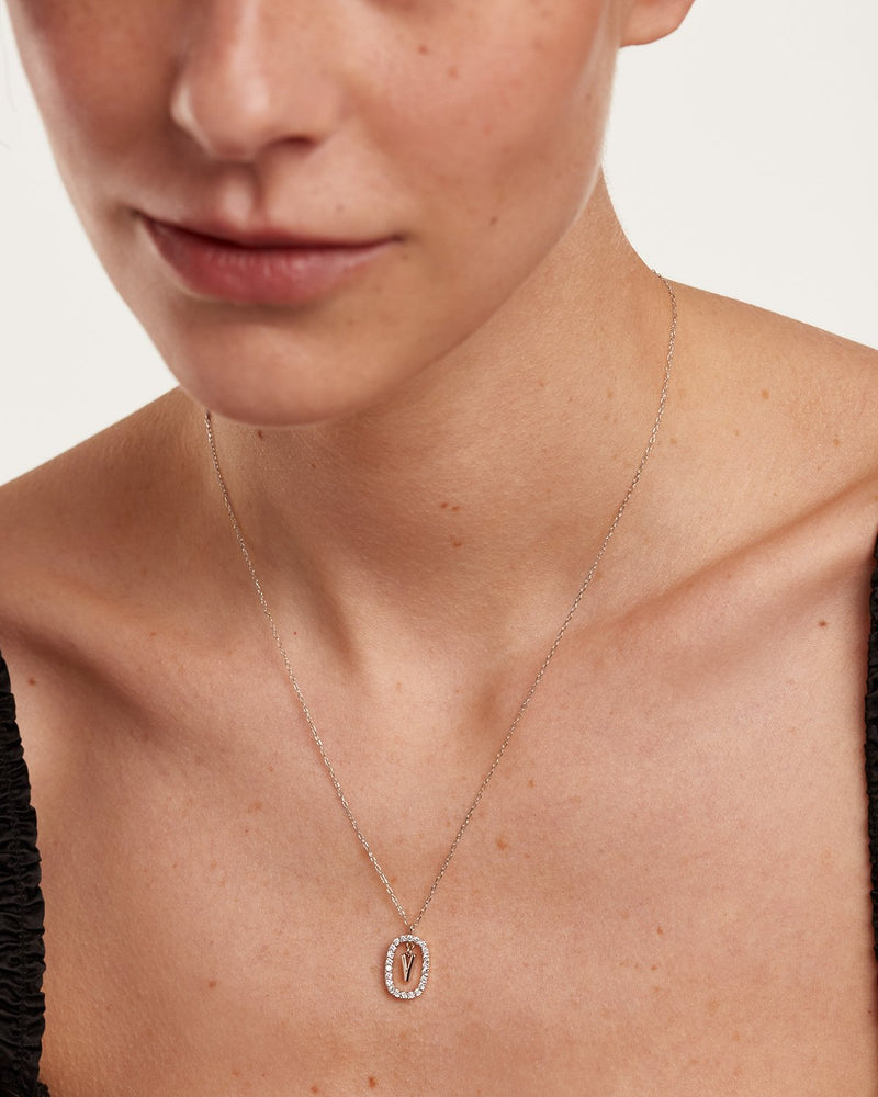 Collana in Diamanti E Oro Bianco Con Lettera V - 
  
    Oro bianco 18K / Placcatura in argento rodiato
  

