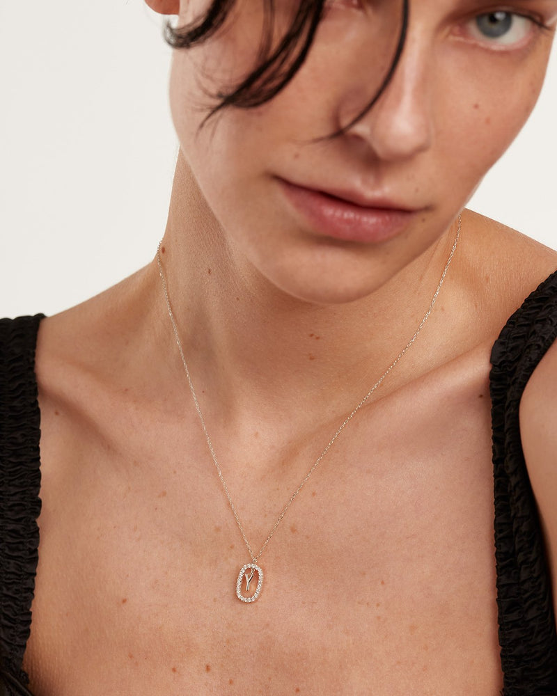 Collana in Diamanti E Oro Bianco Con Lettera Y - 
  
    Oro bianco 18K / Placcatura in argento rodiato
  
