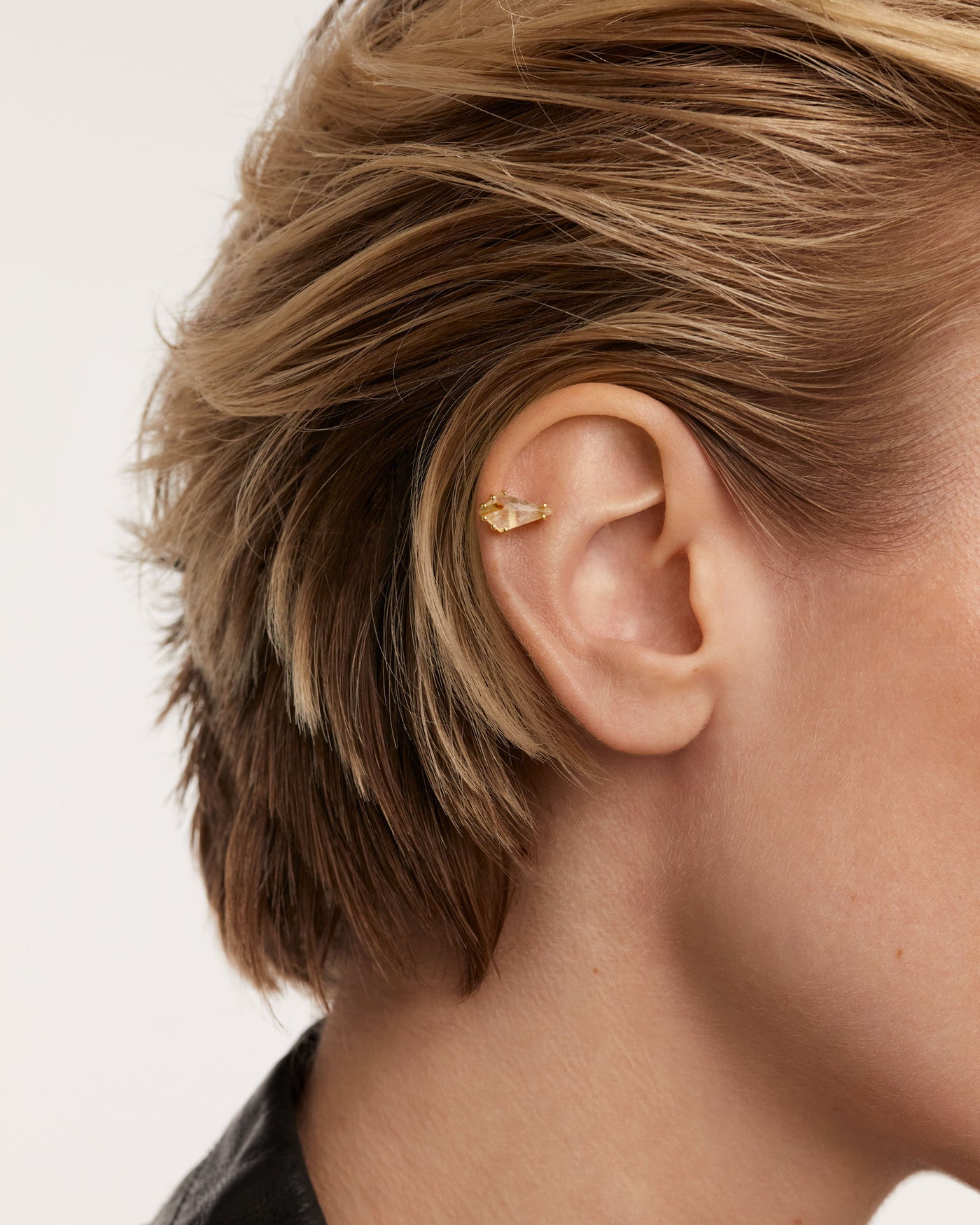 Orecchino Singolo Akiro Quarzo Rutilato 
  
    Argento sterling / Placcatura in Oro 18K
  
