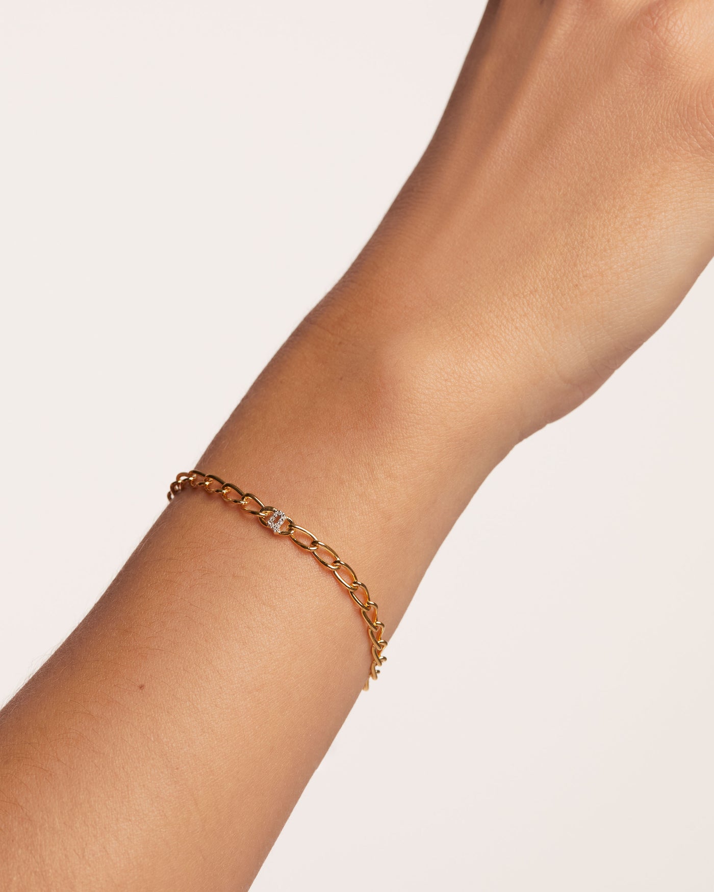 Buchstabe Q Gliederarmband 
  
    Sterling Silber / 18K Goldplattierung
  
