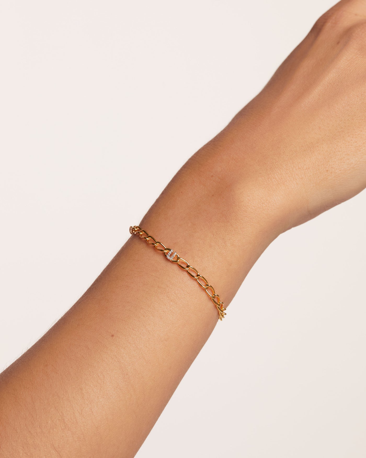 Bracciale A Catena Lettera U 
  
    Argento sterling / Placcatura in Oro 18K
  
