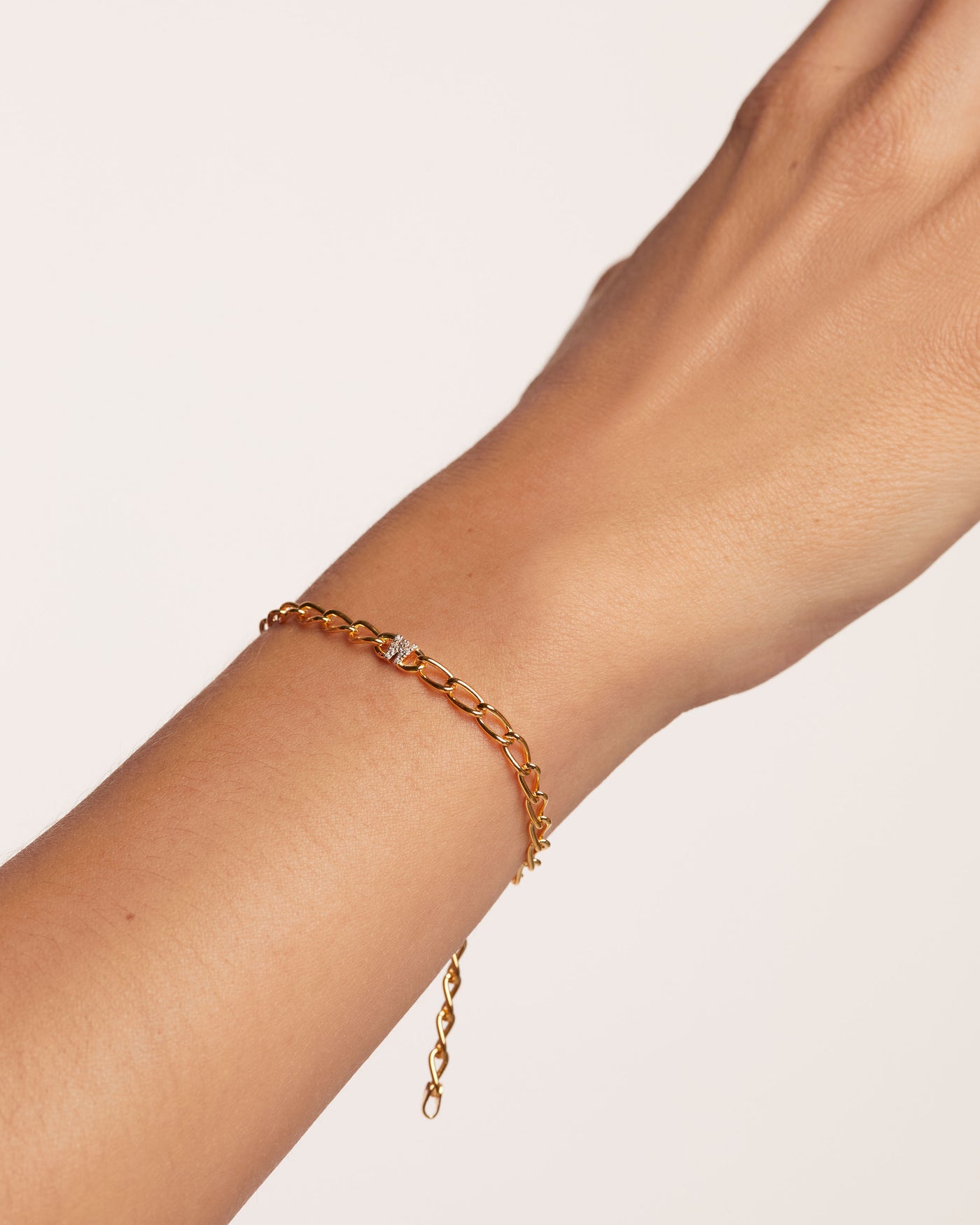 Bracciale A Catena Lettera W 
  
    Argento sterling / Placcatura in Oro 18K
  
