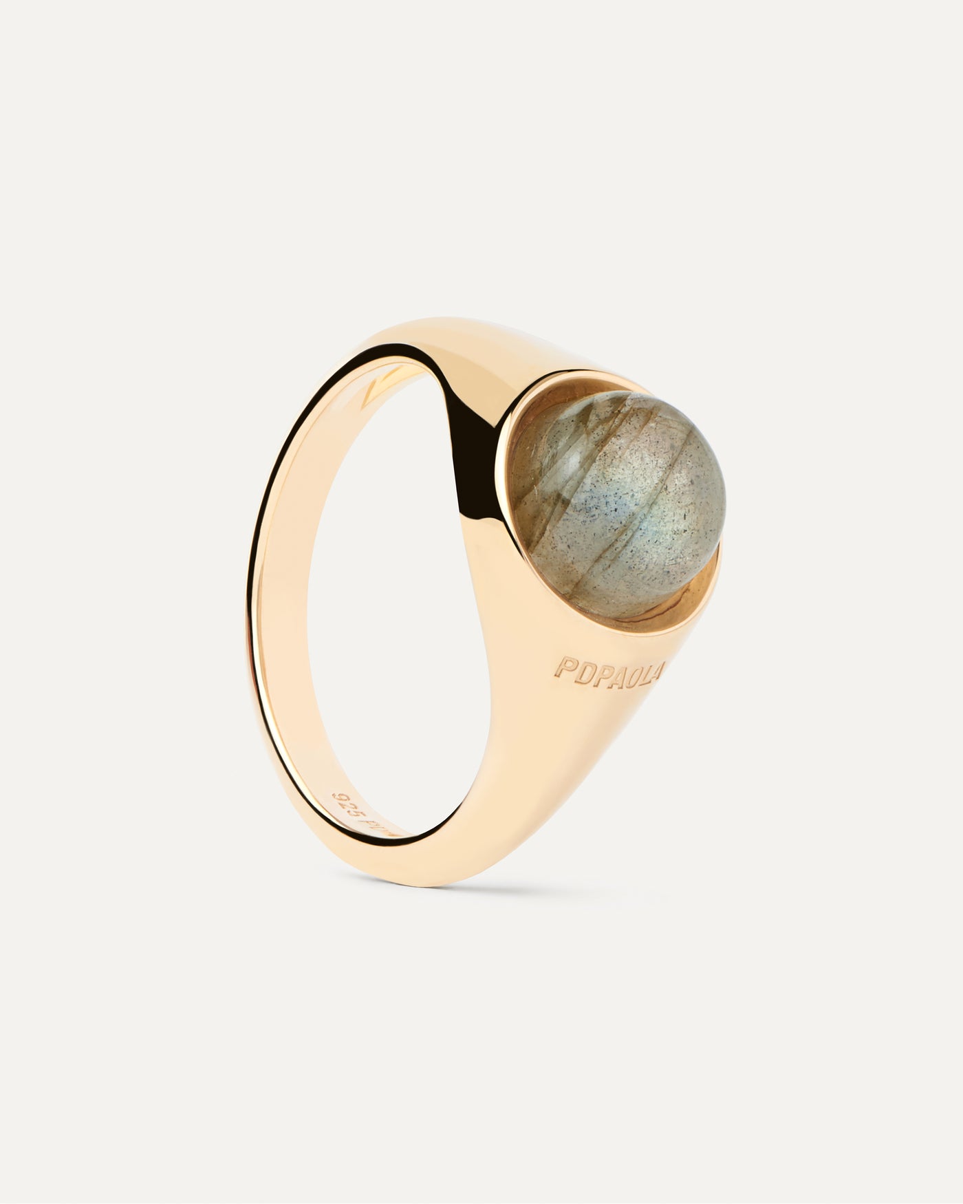 Labradorit Moon Ring. Halbkugelring vergoldet mit ovalem grauen Edelstein oben drauf. Erhalten Sie die neuesten Produkte von PDPAOLA. Geben Sie Ihre Bestellung sicher auf und erhalten Sie diesen Bestseller.