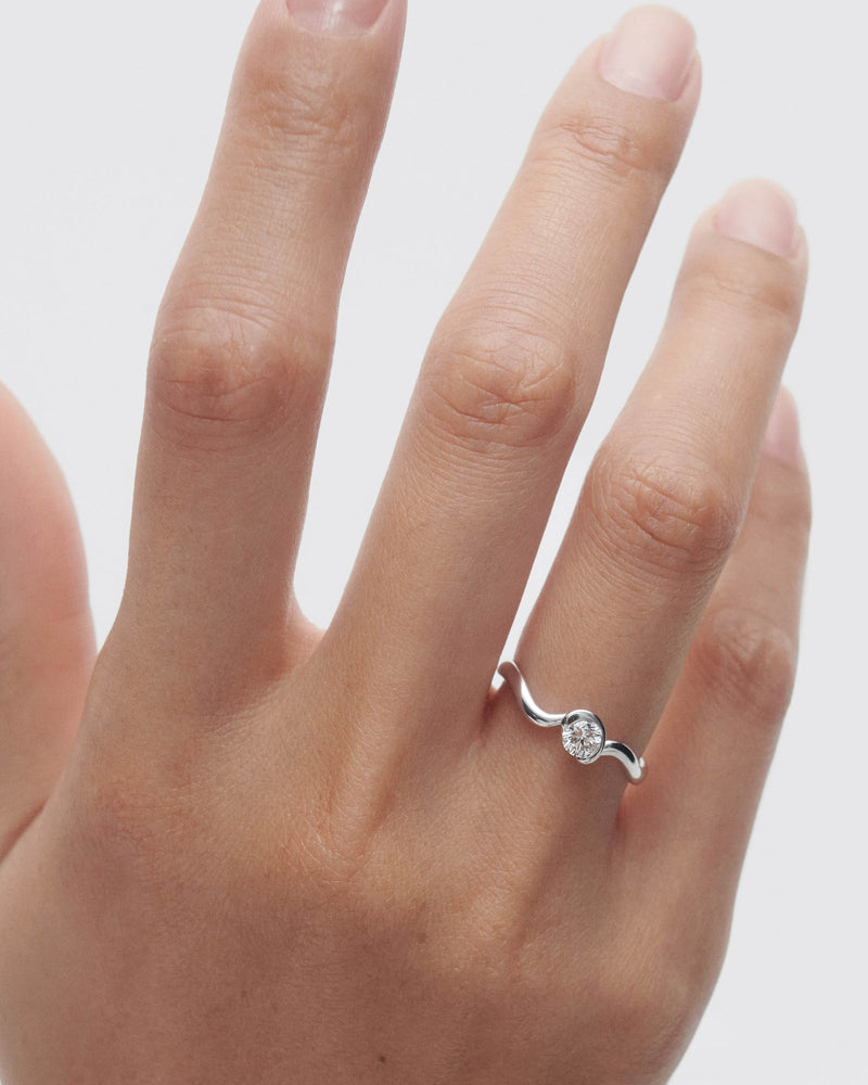 Anello in diamanti e oro bianco Delia - 
  
    Oro bianco 18K / Placcatura in argento rodiato
  

