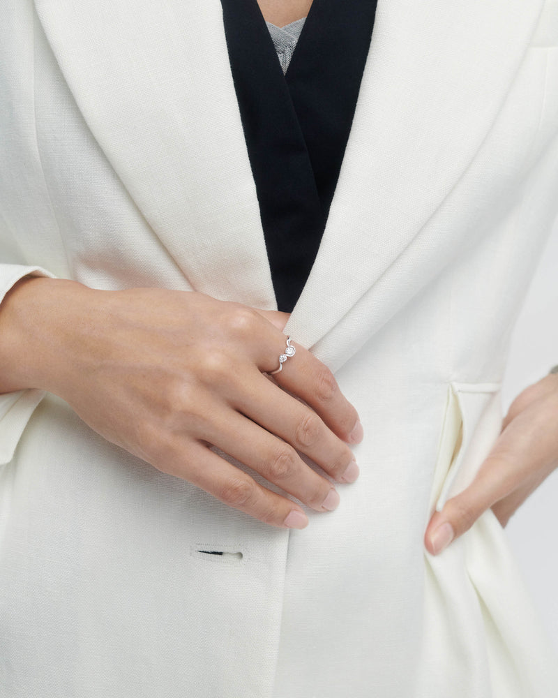 Anello in diamanti e oro bianco Dafne - 
  
    Oro bianco 18K / Placcatura in argento rodiato
  
