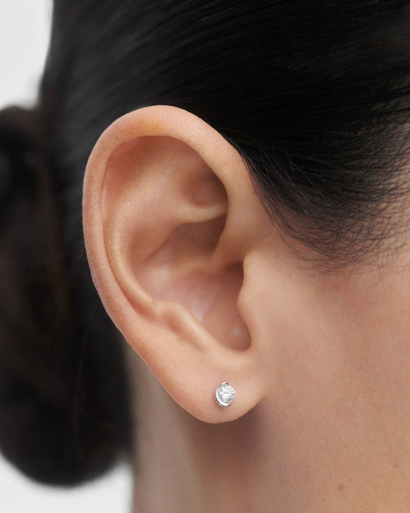 Boucles d'oreilles clous en or blanc et diamants Delia - 
  
    Or blanc 18 carats / Placage Argent Rhodié
  
