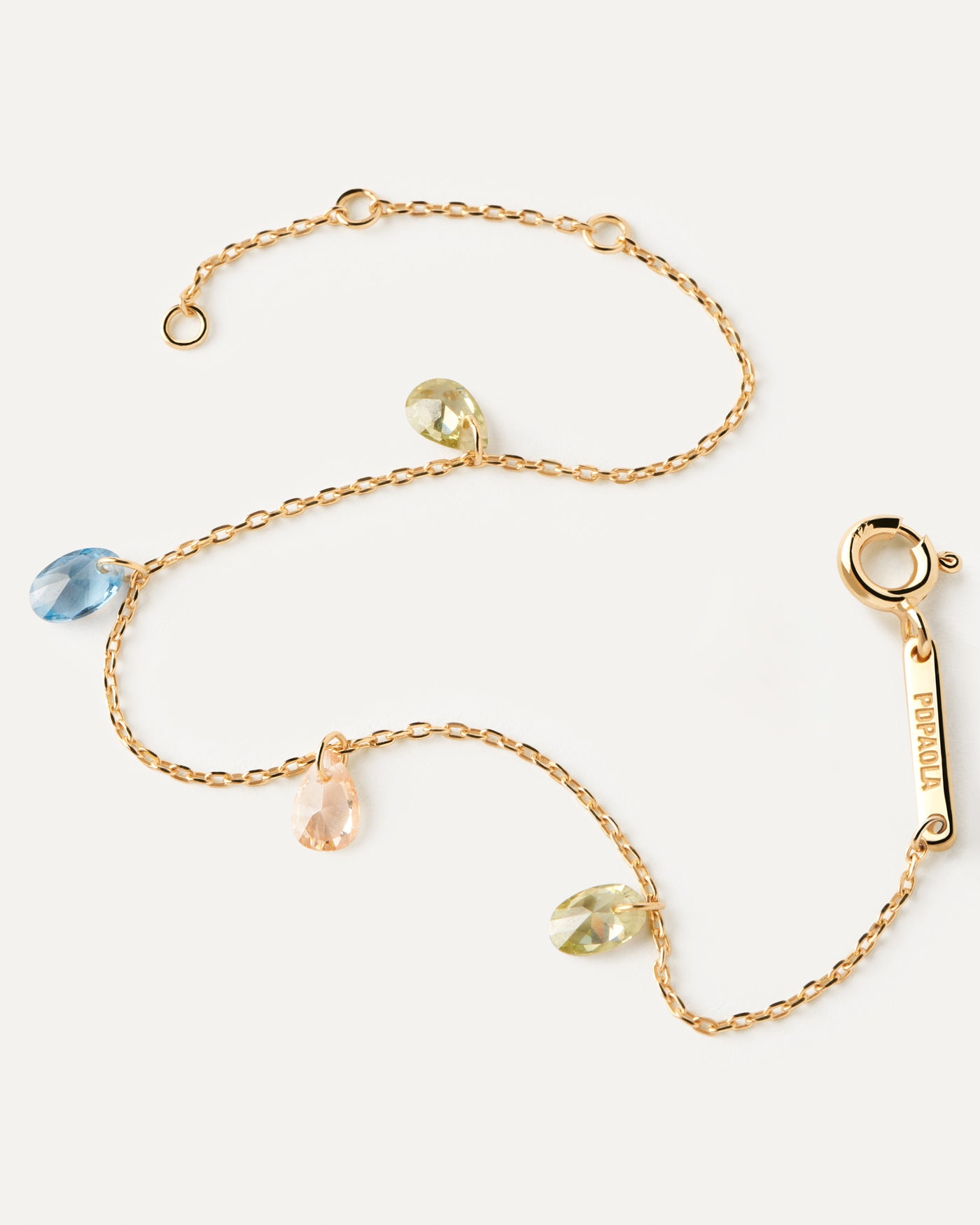 Bracelet Bloom. Bracelet délicat plaqué or avec quatre pendentifs de zircons multicolore. Découvrez les dernières nouveautés de chez PDPAOLA. Commandez et recevez votre bijou en toute sérénité.