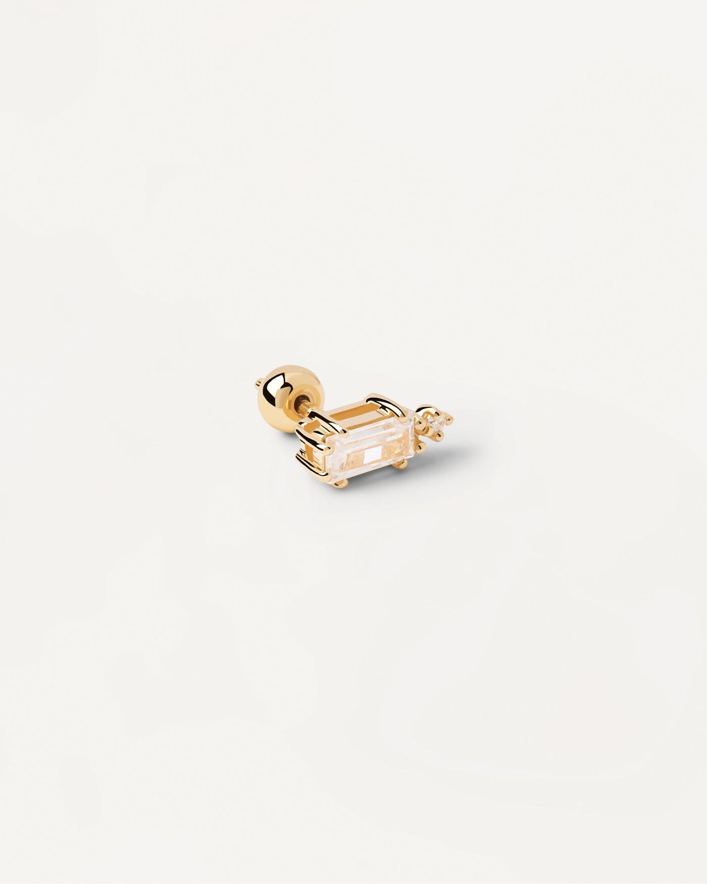 Sortiment 2023 | Bea Einzelner Ohrring. Vergoldeter Piercing-Ohrring mit weißem Kristall im Baguette-Schliff. Erhalten Sie die neuesten Produkte von PDPAOLA. Geben Sie Ihre Bestellung sicher auf und erhalten Sie diesen Bestseller. Kostenloser Versand.