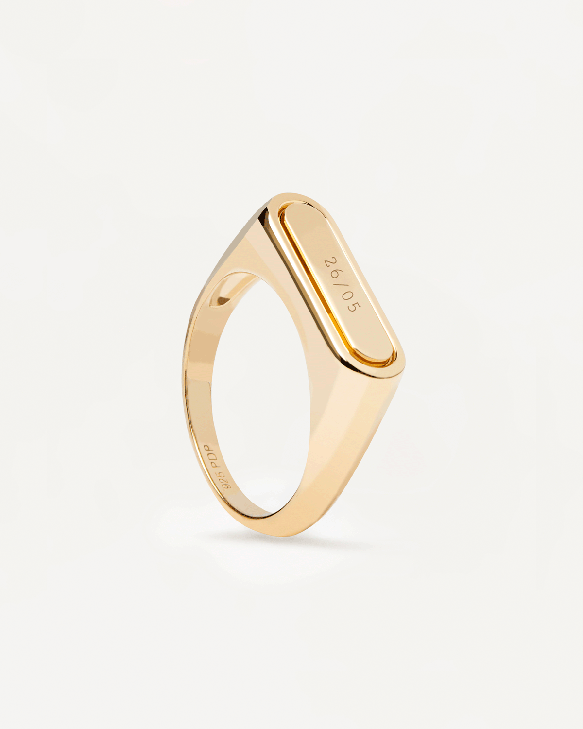 Gold-plated engravable signet ring with cartouche shape