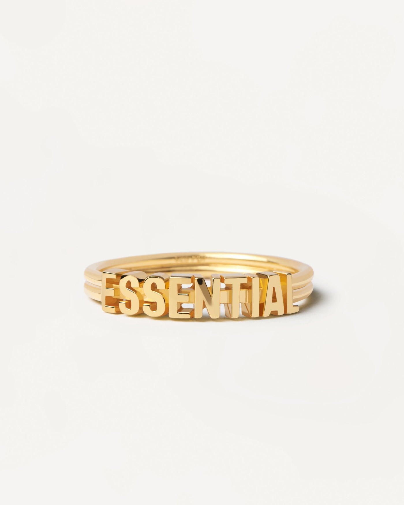 Anillo Essential. Anillo de plata con baño de oro, de 3 bandas y una palabra: Essential. Consigue las últimas novedades de PDPAOLA. Haz tu pedido de forma segura y obtén este Best Seller.