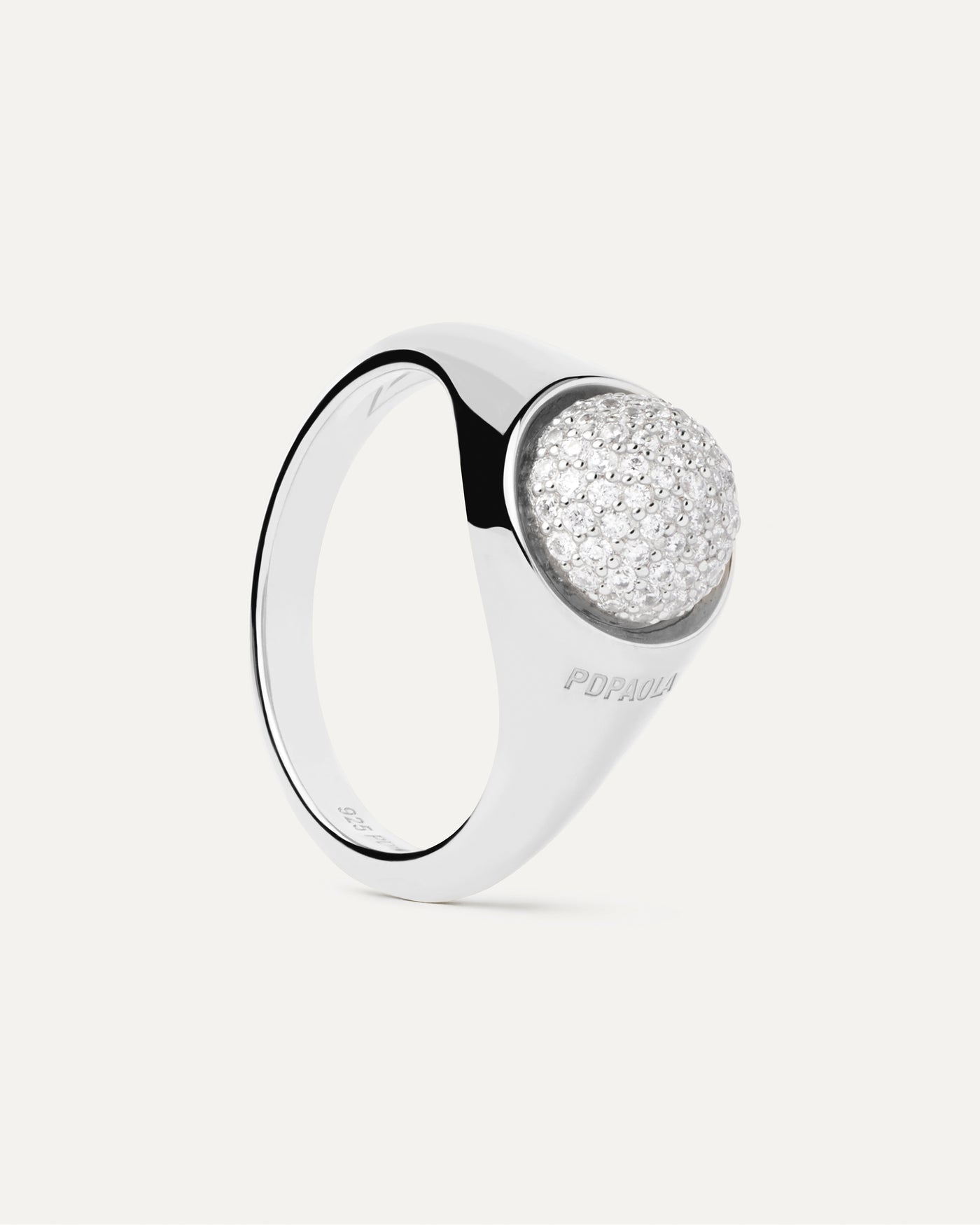 Anello in Argento Pavé Moon. Anello semisferico in argento con una zirconia bianca ovale incastonata a pavé. Acquista le ultime novità di PDPAOLA. Effettua il tuo ordine in tutta sicurezza e non lasciarti sfuggire questo best seller.