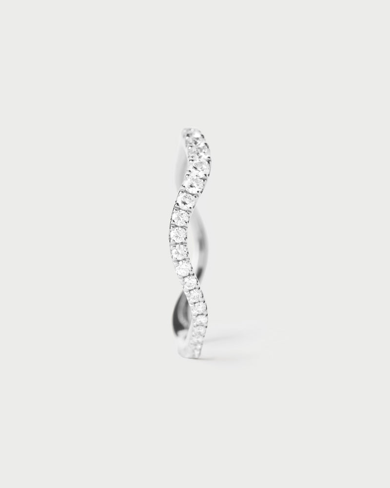 Bague d'éternité fluide en or blanc avec anneau ondulé rehaussé de diamants de laboratoire