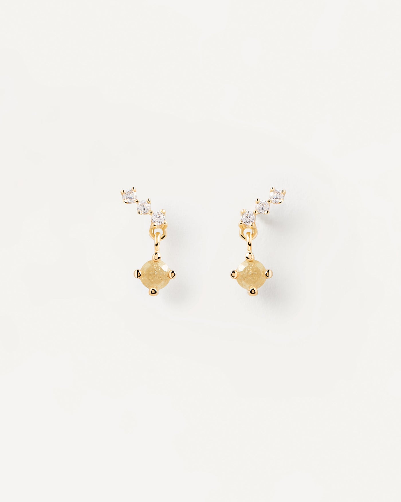 Pendientes Astrid. Delicados pendientes lágrima en baño de oro. Consigue las últimas novedades de PDPAOLA. Haz tu pedido de forma segura y obtén este Best Seller.