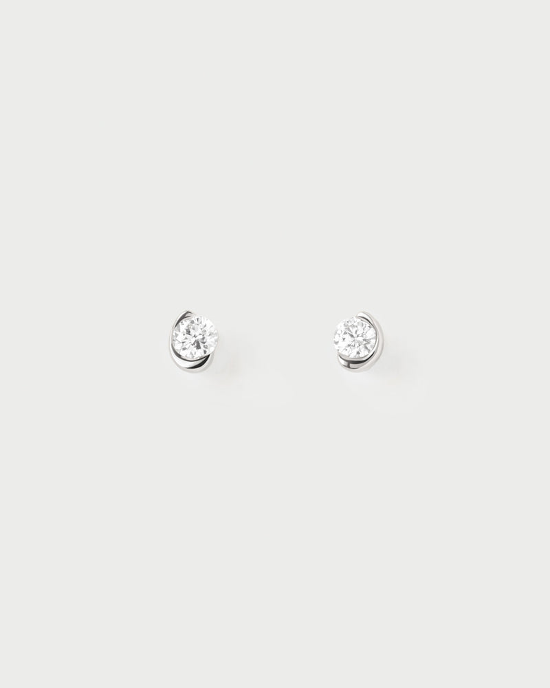 Boucles d'oreilles clous en or blanc et diamants Delia - 
  
    Or blanc 18 carats / Placage Argent Rhodié
  
