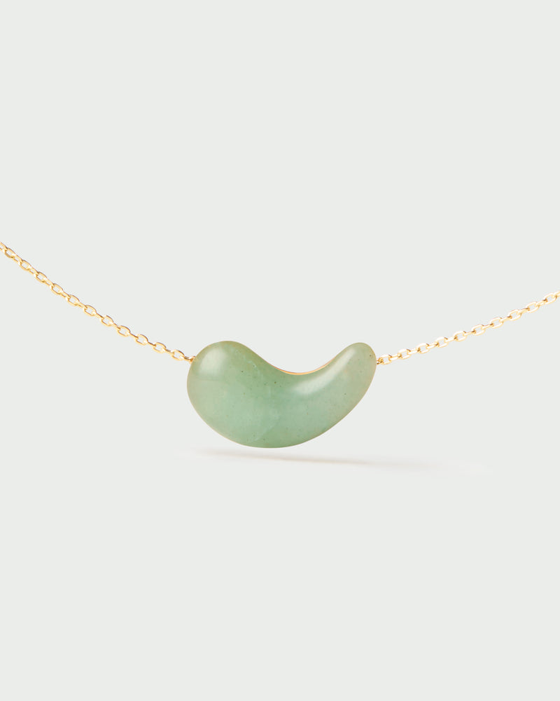 Collar cadena adornado con una piedra verde en forma de gota fluida