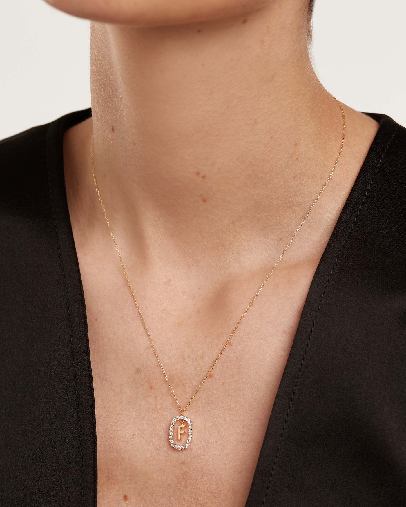 Collar de Diamantes y oro Letra F - 
  
    Oro 18K
  
