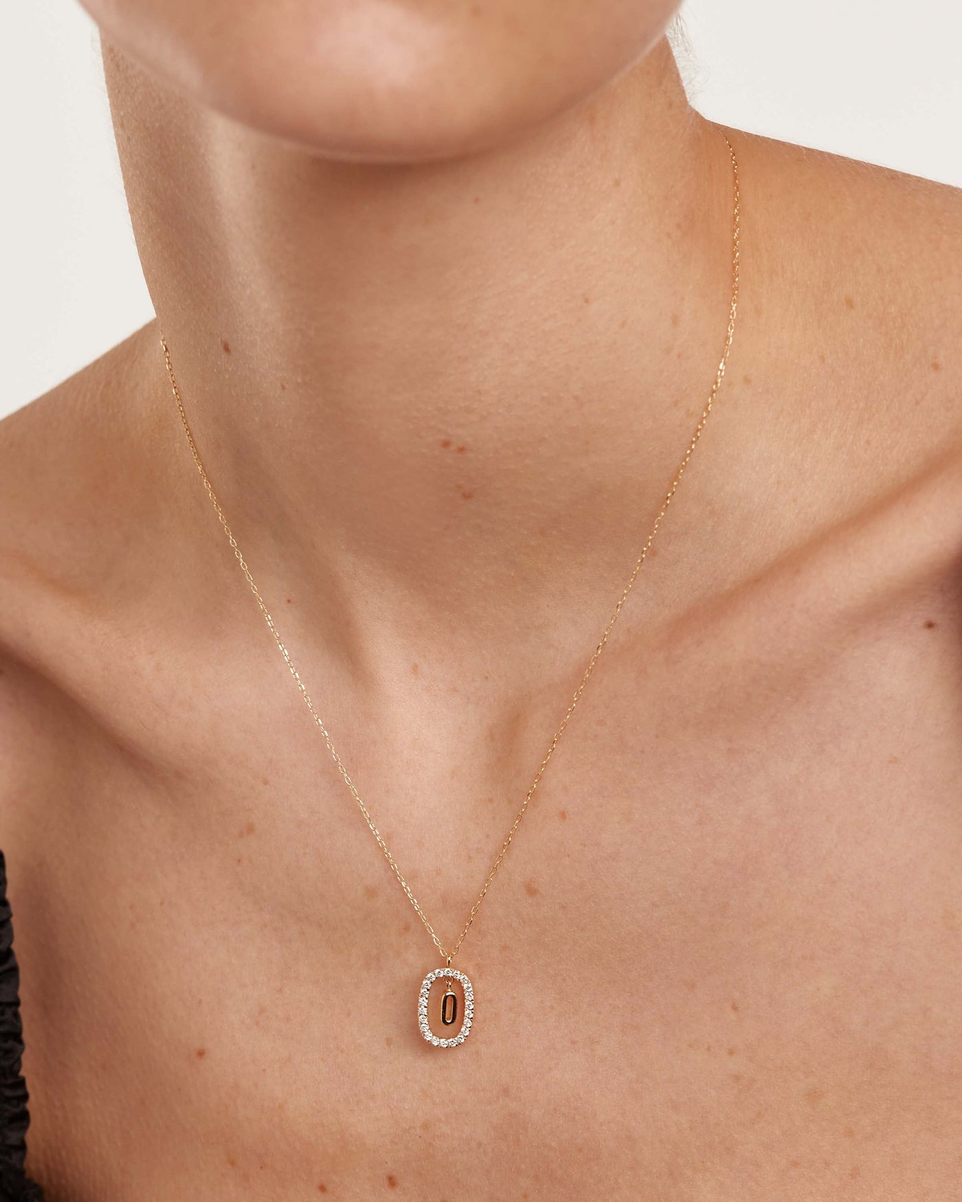 Collana in Diamanti e Oro Con Lettera O - 
  
    Oro 18K
  
