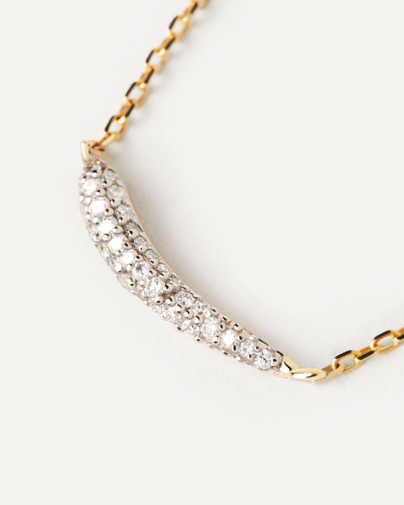 Diamonds and gold Nilo necklace. Solid yellow gold necklace with a pointed curve pavé lab-grown diamond of 0.13 carats. Get the latest arrival from PDPAOLA. Place your order safely and get this Best Seller.